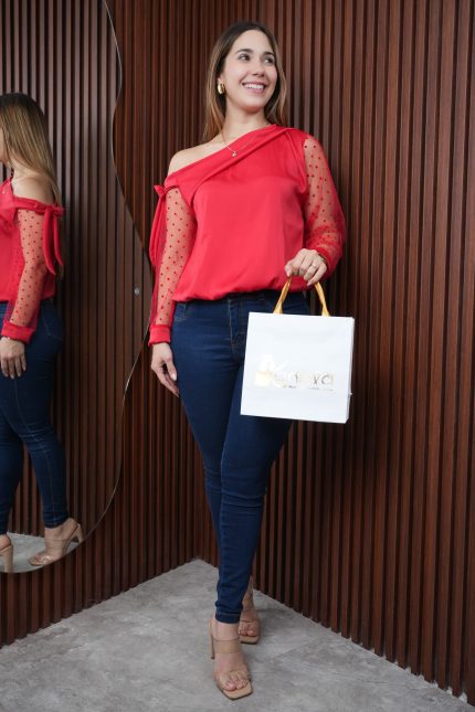 Blusa Aimé, elaborada en Tela Gasa Hindú Color Entero y Tull